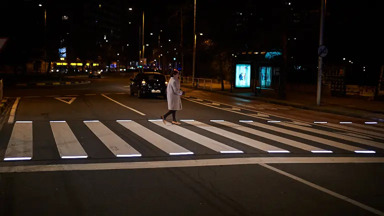 Nuevo paso de cebra inteligente y retroiluminado que se ha colocado en Pamplona para dar mas seguridad a los peatones. Miguel Osés