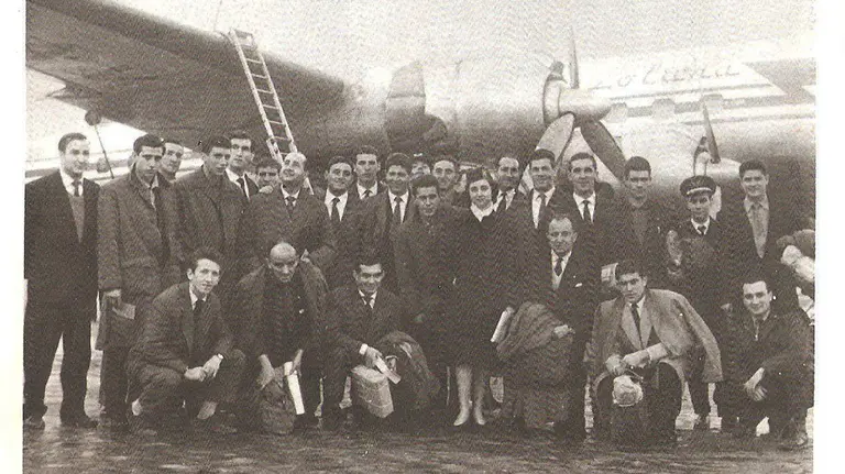 La expedición de Osasuna posa junto al avión en Madrid. Lirbo CA Osasuna de Arturo Gracia.
