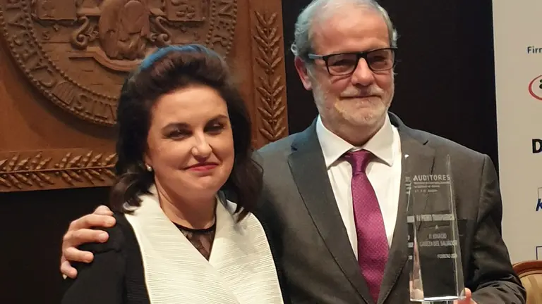 Ignacio Cabeza tras recibir el galardón de manos de Lidia Sierra, presidenta del Instituto de Censores Jurados de Cuentas de Aragón. CEDIDA