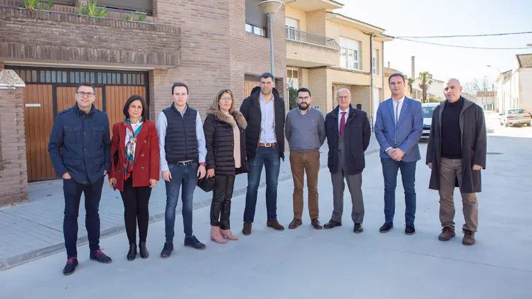 El consejero Bernardo Ciriza; el alcalde de Cintruénigo, Óscar Bea Trincado; y el director de Administración Local y Despoblación, Jesús Mª Rodríguez, han visitado junto a representantes del Ayuntamiento y Parlamento de Navarra las calles renovadas recientemente en la localidad. GOBIERNO DE NAVARRA