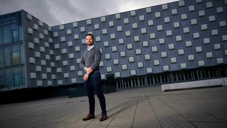 Moncho Urdiáin Esparza, gerente del Navarra Arena, posa para las fotografías de la entrevista de NAVARRACOM. PABLO LASAOSA
