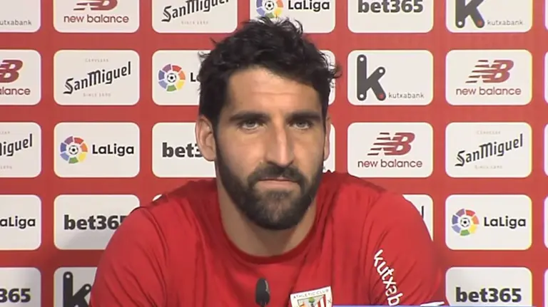 El jugador navarro del Athletic, Raul García, en rueda de prensa en Lezama. Youtube.