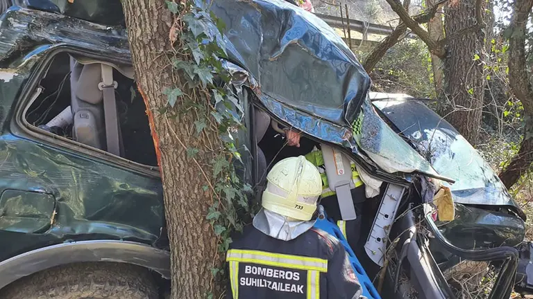 Un hombre de 81 años ha resultado en un accidente en el que ha quedado atrapado tras salirse de la vía en la N-121-A en Sorauren BOMBEROS