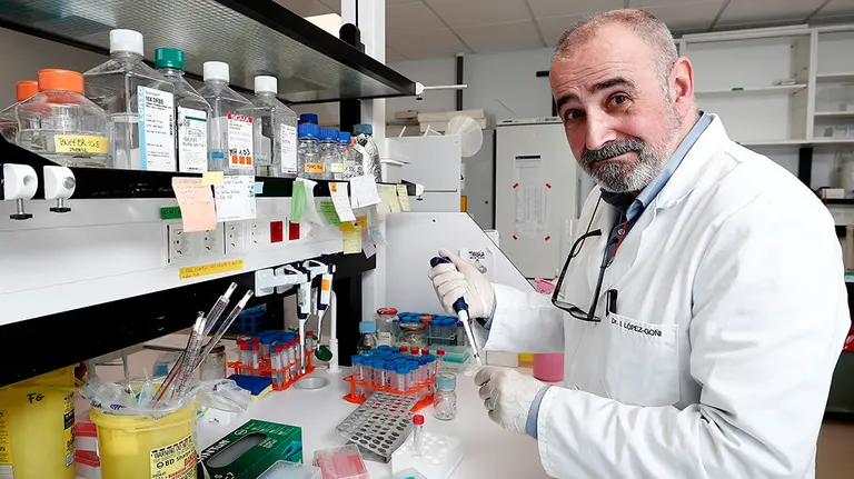 GRAFCAV2602. PAMPLONA, 13/02/2020.- El catedrático de Microbiología e investigador del Departamento de Microbiología y Parasitología de la Universidad de Navarra, Ignacio López Goñi posa tras la entrevista con Efe donde, entre otras cuestiones, ha afirmado que la expansión de la neumonía china o coronavirus es más una &#34;pandemia de miedo y de alerta que una pandemia de virus&#34;. El investigador considera que es &#34;prácticamente nulo&#34; el riesgo de contagio dentro de España y por tanto, a su juicio, no hay motivos para que numerosas empresas se hayan dado de baja en el Mobile World Congress de Barcelona, lo que ha llevado a su cancelación. &#34;La alarma está siendo un poquito exagerada&#34;, ha subrayado. EFE/ Jesús Diges
