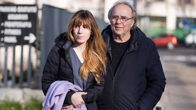 Carmela Sabina y Joan Manuel Serrat, durante su llegada a la clínica Ruber Internacional para visitar a Joaquín Sabina EUROPA PRESS