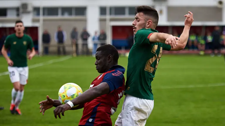 Osasuna Promesas se enfrenta al Athletic B en las instalaciones de Tajonar. MIGUEL OSÉS