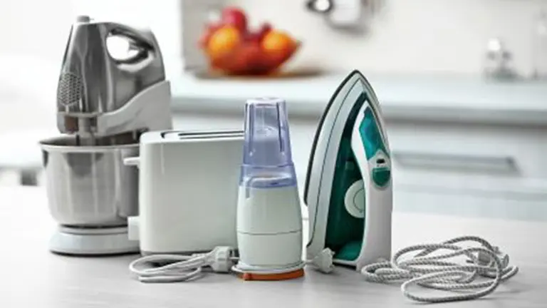 Varios electrodomésticos, en una cocina de una casa ARCHIVO