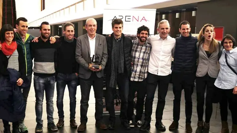 Patxi Morentin con su trofeo al mejor técnico navarro de 2018. @fnafes.