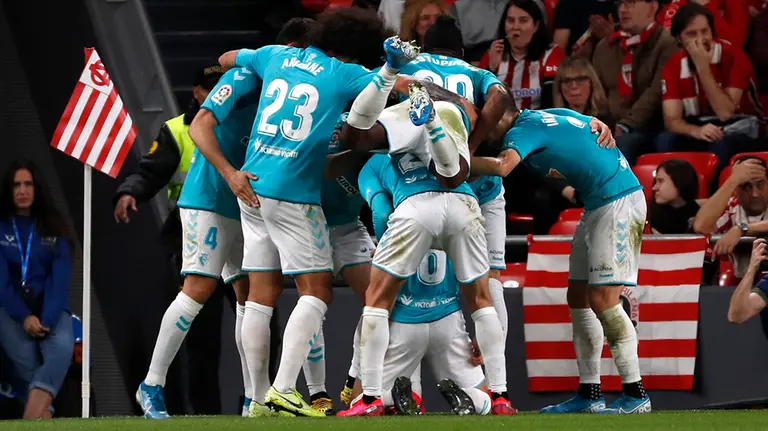 Los jugadores del Osasuna celebran el gol del defensor Oier Sanjurjo ante el Athletic de Bilbao, durante el partido correspondiente a la vigésimo cuarta jornada de LaLiga Santander, que se celebra este domingo en estadio de San Mamés. EFE/Luis Tejido
