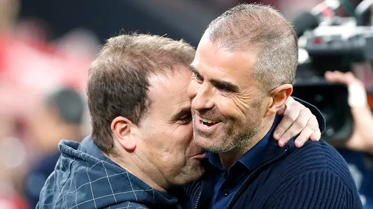 El entrenador Gaizka Garitano (d) del Athletic de Bilbao se saluda con el entrenador del Osasuna Jagoba Arrasate, durante el partido correspondiente a la vigésimo cuarta jornada de LaLiga Santander, que se celebra este domingo en estadio de San Mamés. EFE/Luis Tejido