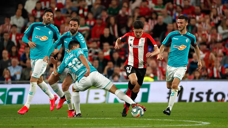 GRAF1398. BILBAO, 16/02/2020.- El centrocampista debutante Unai Vencedor (c) del Athletic de Bilbao y el defensor argentino Facundo Roncaglia (i) de Osasuna, disputan el balón durante el partido correspondiente a la vigésimo cuarta jornada de LaLiga Santander, que se celebra este domingo en estadio de San Mamés. EFE/Luis Tejido
