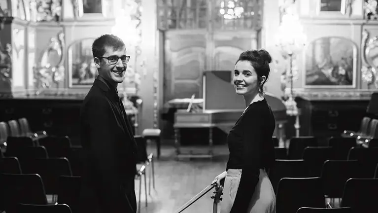 El grupo 'El Parnasillo', formado por los pamploneses Marta Ramírez García-Mina y Eloy Orzaiz Galarza. CEDIDA