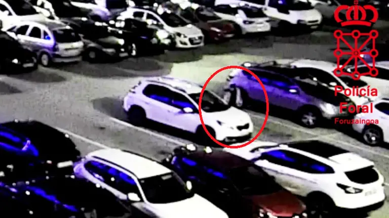 Momento en el que el detenido raya el coche de la denunciante. POLICÍA FORAL