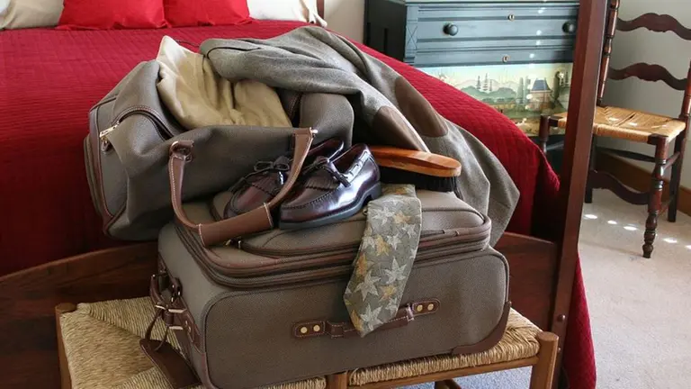 Maleta y equipaje en un piso turístico. ARCHIVO