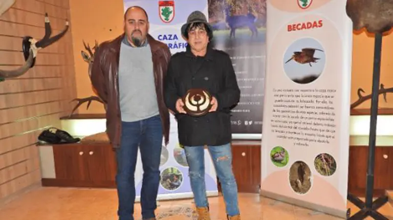 José Juan Lavilla, de la Federación Navarra de Caza, y el cazador Francisco Javier Rández Fernández CEDIDA