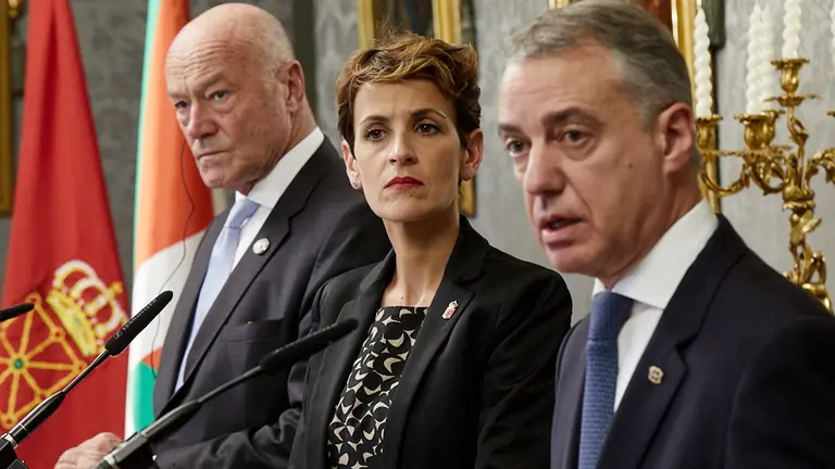 María Chivite, Alain Rousset y Iñigo Urkullu comparecen ante los medios tras la Asamblea Extraordinaria de la Eurorregión Nueva Aquitania-Euskadi-Navarra. IÑIGO ALZUGARAY