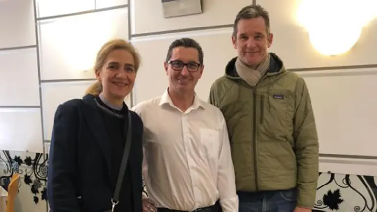 El dueño del restaurante Iruña, Julio Sanz, con Iñaki Urdangarín y la infanta Cristina. CEDIDA