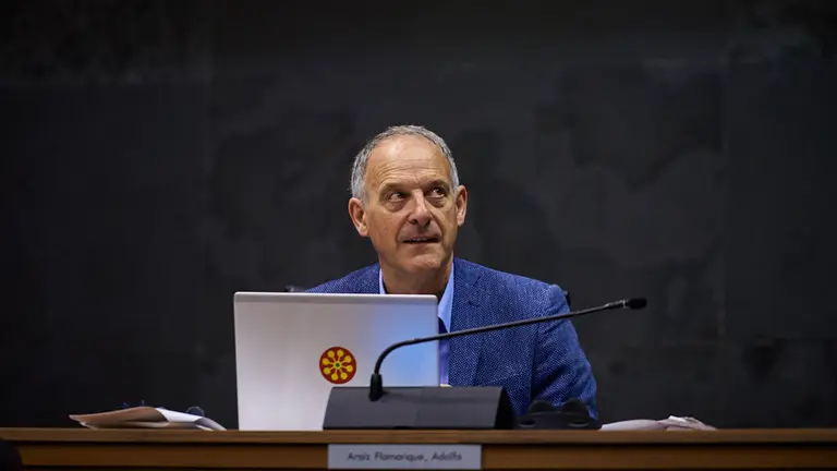 Adolfo Araiz, Eh Bildu, durante el pleno parlamentario de este jueves. MIGUEL OSÉS