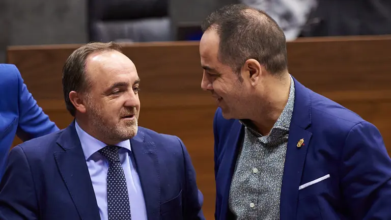 Javier Esparza, Navarra Suma, junto con Ramón Alzorriz, portavoz del PSN, durante el pleno parlamentario. MIGUEL OSÉS