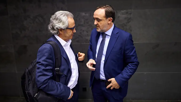 Carlos Perez-Nievas y Javier Esparza durante el pleno parlamentario. MIGUEL OSÉS