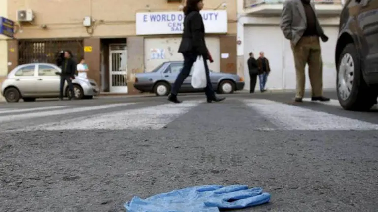 Un guante de las asistencias sanitarias en el lugar de un suceso. EFEMorellArchivo
