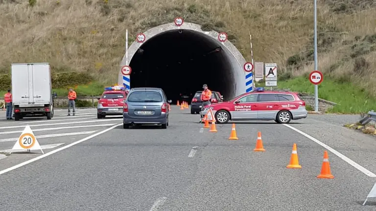 Control de la Policía Foral en la entrada de los túneles de Ezcaba GOBIERNO DE NAVARRA
