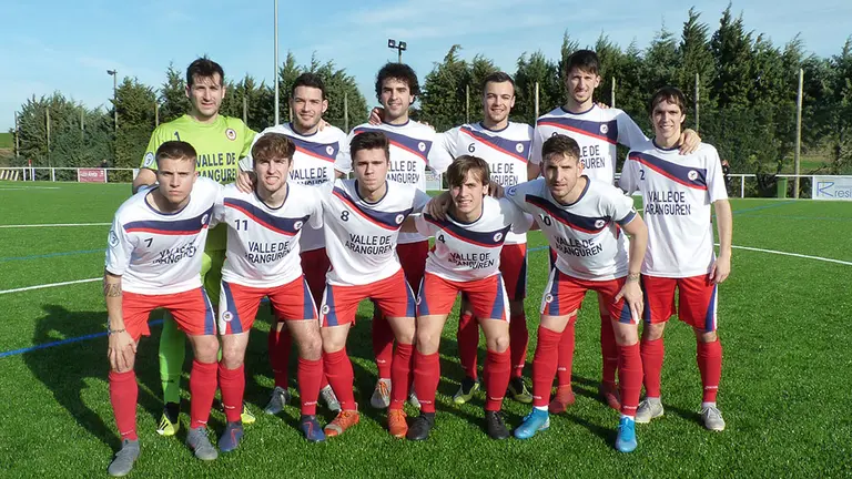 Equipo titular de la Mutilvera en el campo de Sotoburu ante el Subiza. navarra.com