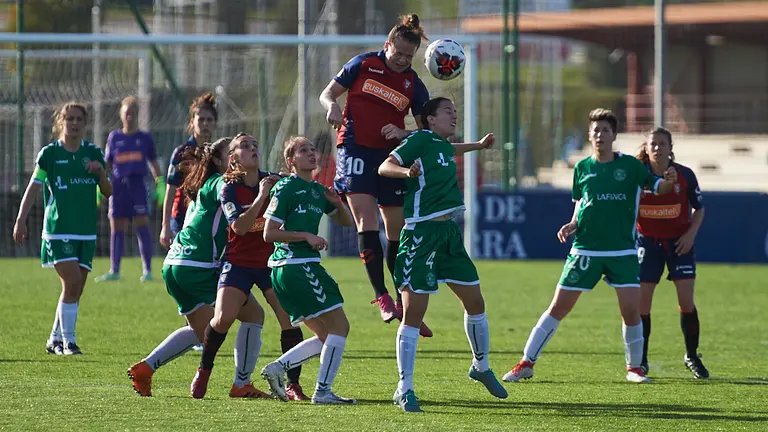Osasuna femenino se enfrenta a Pozuelo en las instalaciones de Tajonar. MIGUEL OSÉS