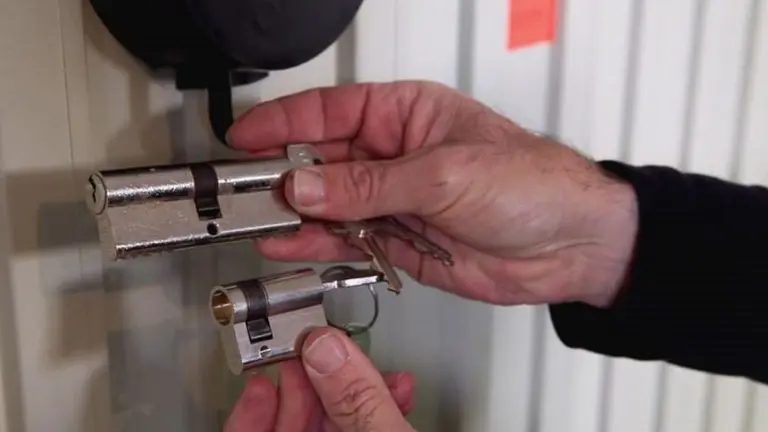 Varios bombillos de cerraduras CEDIDA