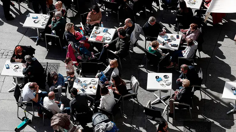GRAFCAV2810. PAMPLONA, 22/02/2020.- El buen clima que se disfruta este sábado en Pamplona permite que las terrazas de la Plaza del Castillo estén llenas de gente que disfruta de esta soleada jornada. Los cielos estarán poco nubosos o despejados, con intervalos de nubes altas por la tarde, las temperaturas mínimas seguirán sin cambios y las máximas registrarán ascensos, superando los 20 grados en algunos puntos. EFE/Jesús Diges
