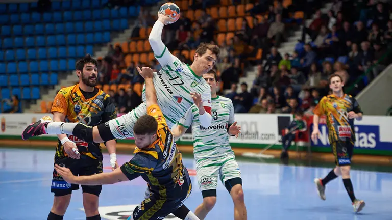 Partido entre el Balonmano Anaitasuna y Puente Genil celebrado en Pamplona. MIGUEL OSÉS