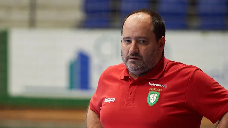 Iñaki Ániz Partido entre el Balonmano Anaitasuna y Puente Genil celebrado en Pamplona. MIGUEL OSÉS