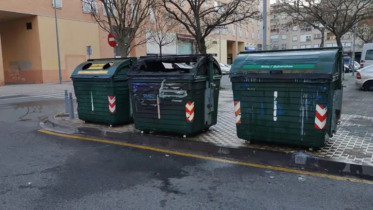 Contenedores quemados en Burlada CEDIDA