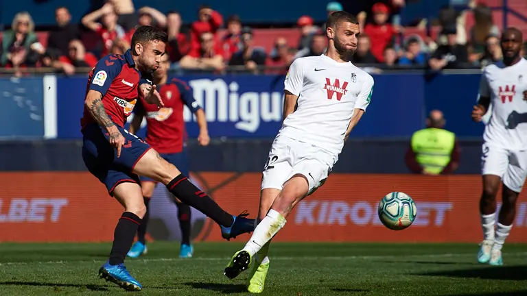 Rober Ibáñez en el partido entre Osasuna y Granada correspondiente a la jornada numero 25 jugado en El Sadar de Pamplona. MIGUEL OSÉS
