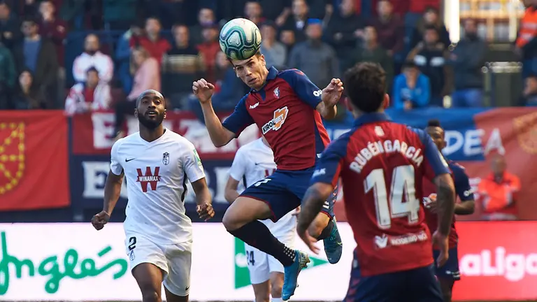 Íñigo Pérez en el partido entre Osasuna y Granada correspondiente a la jornada numero 25 jugado en El Sadar de Pamplona. MIGUEL OSÉS