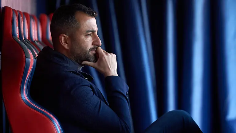 Diego Martínez en el banquillo del estadio de El Sadar. MIGUEL OSÉS