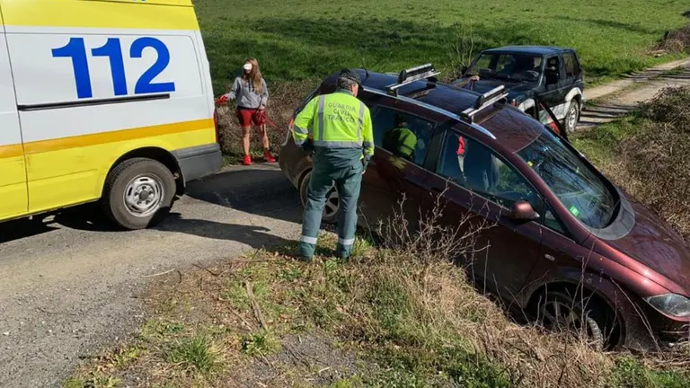 Accidente en la N-121-A, con una mujer herida al salirse de la vía GUARDIA CIVIL