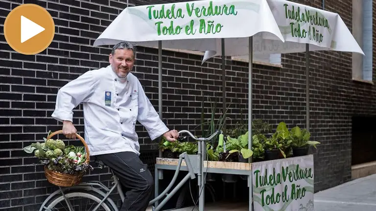 El cocinero tudelano Santi Cordón, a bordo de la 'verducleta' (player) CEDIDA
