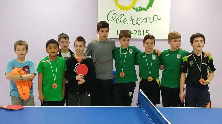 Participantes en el torneo de tenis de mesa base en Oberena. Cedida.