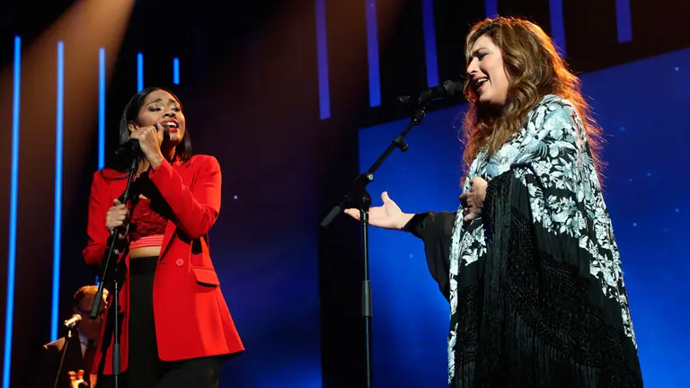Un momento de la actuación de la concursante Nia junto a la cantante Estrella Morente en el plató de Operación Triunfo. TVE