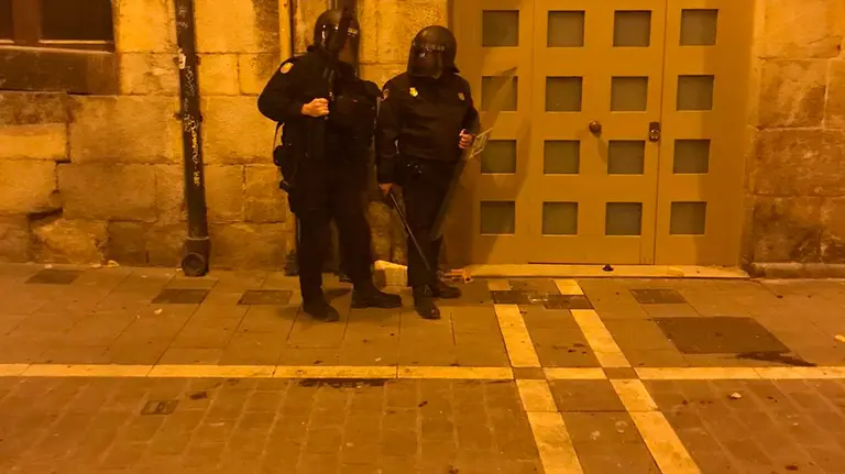 Destrozos provocados por los radicales abertzales en una de las calles de Pamplona. CEDIDA (2)