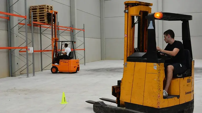 Dos trabajadores en un polígono industrial. ARCHIVO