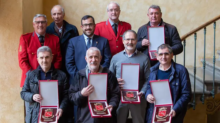 Agentes jubilados con el consejero Remírez, el jefe de la Policía Foral, Juan Carlos Zapico, y el comisario principal, Gerardo Goñi. GOBIERNO DE NAVARRA