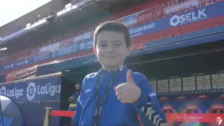 Paquito, el niño extremeño que por enfermedad tuvo que dejar el fútbol y se hizo entrenador, durante su visita a El Sadar OSASUNA