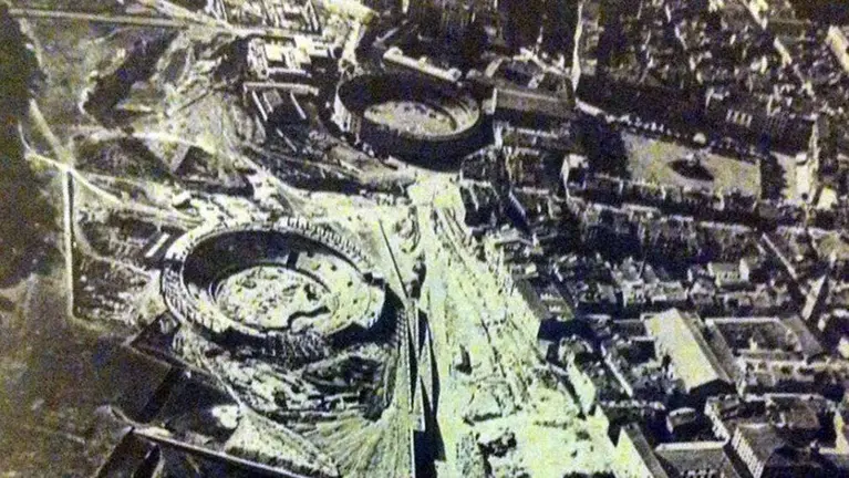 Imagen aérea de Pamplona con dos plazas de toros junto a la Plaza del Castillo. AYUNTAMIENTO DE PAMPLONA