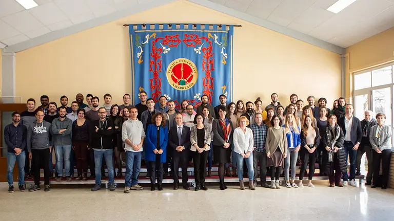 Foto de grupo de la jornada de bienvenida a los nuevos doctorandos, junto con los representantes de la UPNA. UPNA