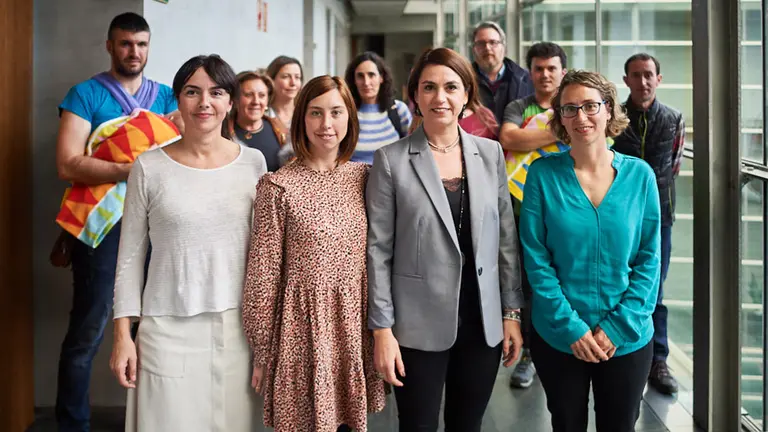 Miembros de la asociación &#39;Son nuestros hijos&#39;, en el Parlamento de Navarra, en una sesión de trabajo sobre la gestación subrogada. MIGUEL OSÉS