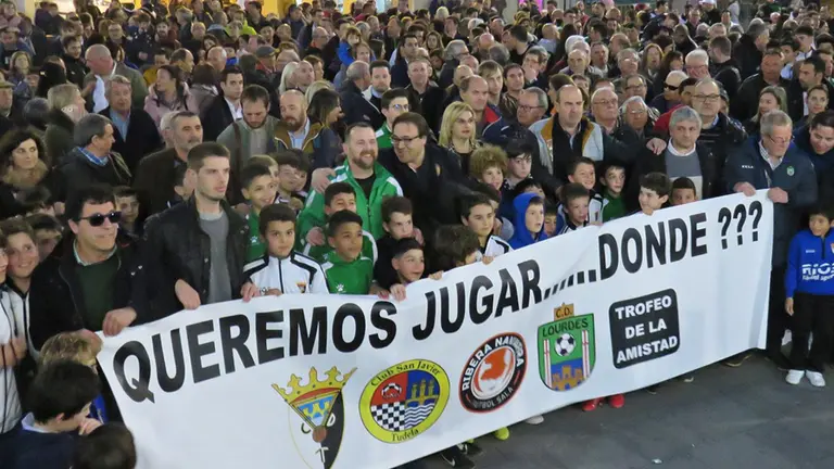 Imagen de la concentración en la Plaza de los Fueros de la capital ribera. CD Tudelano.