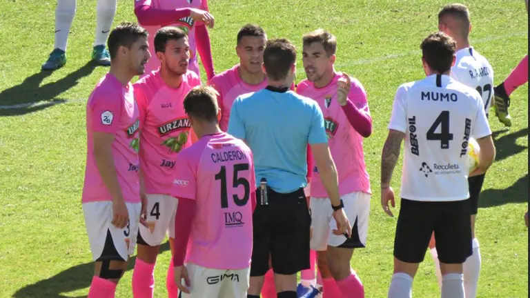 Los jugadores del Tudelano piden explicaciones al árbitro en Burgos. CD Tudelano.
