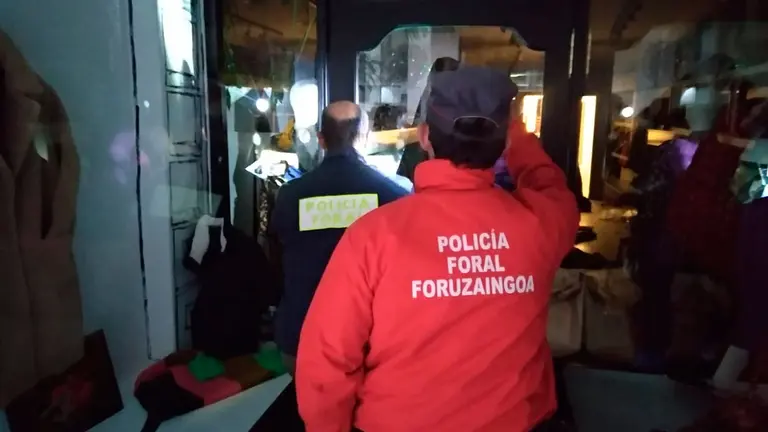 Inspección ocular de la policía en la que se encontraron muestras de ADN del supuesto ladrón de comercios en Estella. POLICÍA FORAL